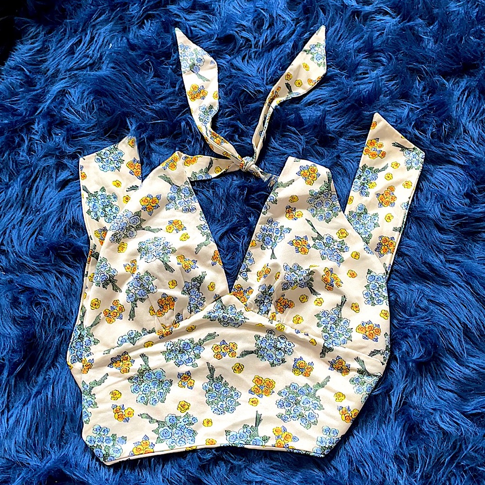 ~ thrifted ~ Vintage Floral Backless Halter Top 🌼